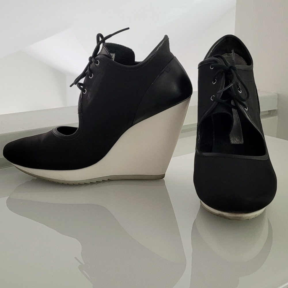 Rare Adidas SLVR black/white wedges, US 6.5